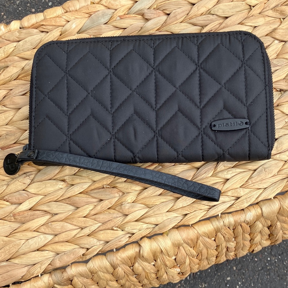 Pistil Black Quilted Accessory